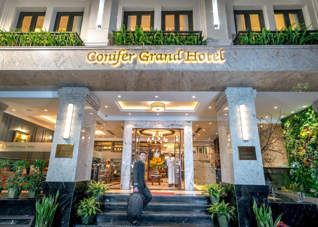 Conifer Grand Hotel