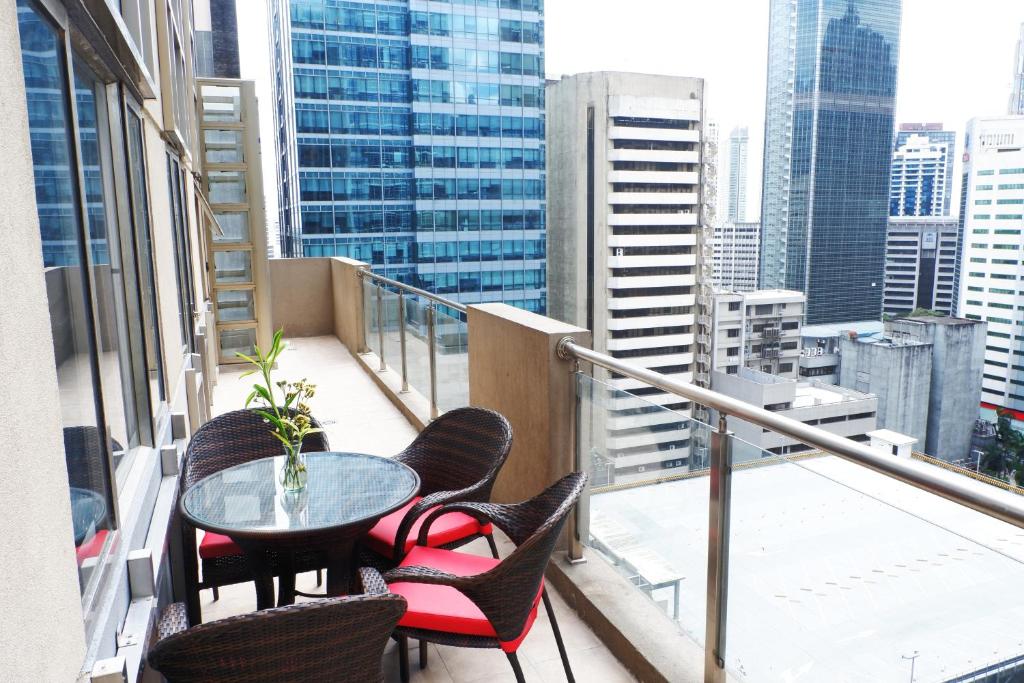 Апартаменты (Two-Bedroom Suite with Balcony (Smoking)), Valero Grand Suites by Swiss-Belhotel