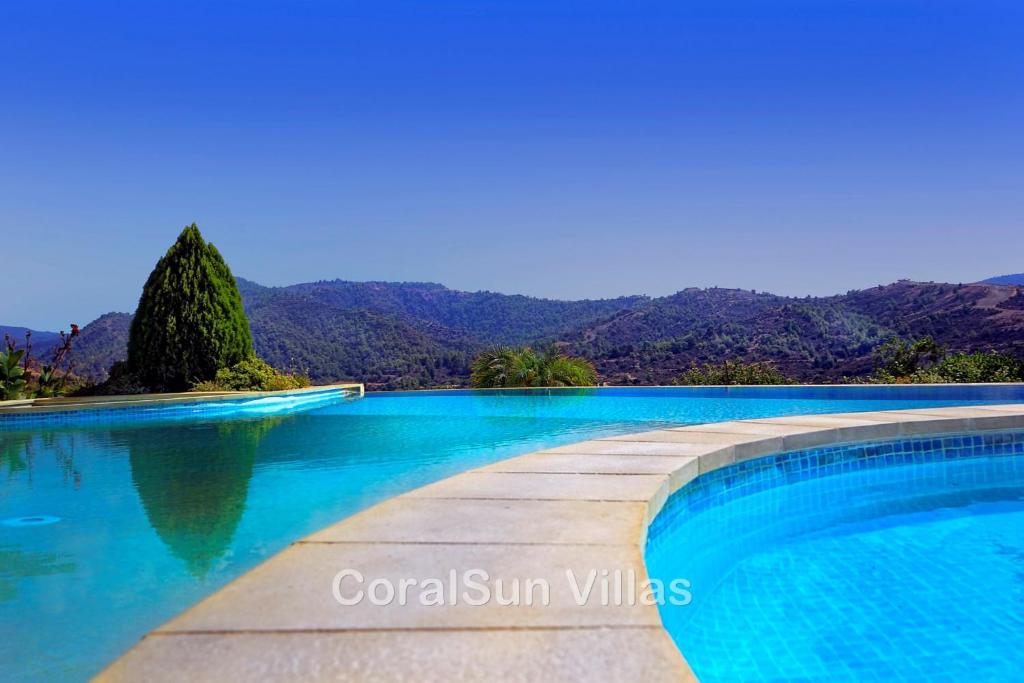 Amazing Luxury Villa, In Paphos, Extremely Large Pool. Jacuzzi, Gym, Games Room photo 2