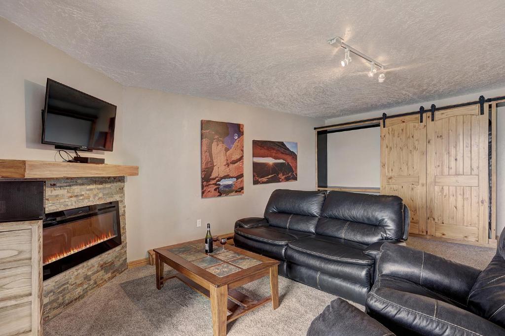 F108 Lake Cliffe Condo photo 4