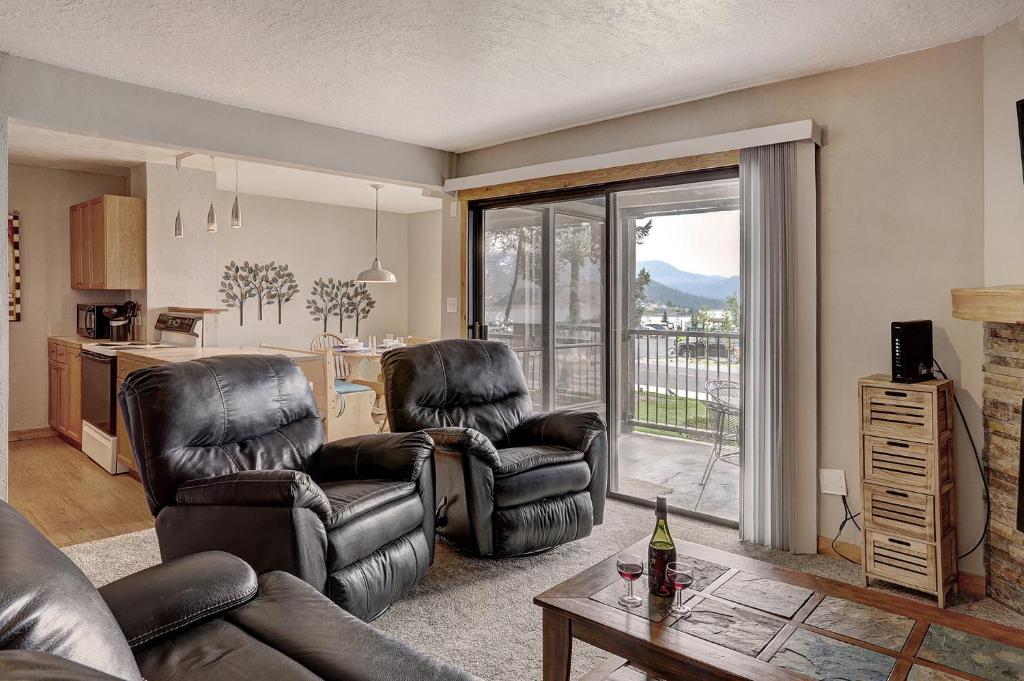 F108 Lake Cliffe Condo photo 2