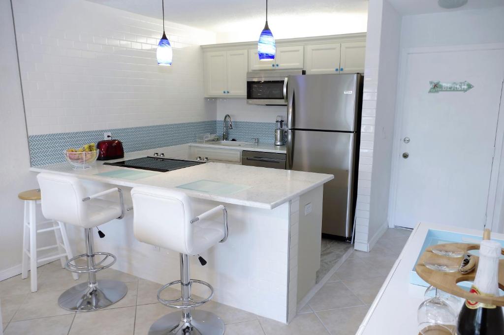 Beach Getaway - Ocean beach, tennis, golf, pool with tiki bar photo 4