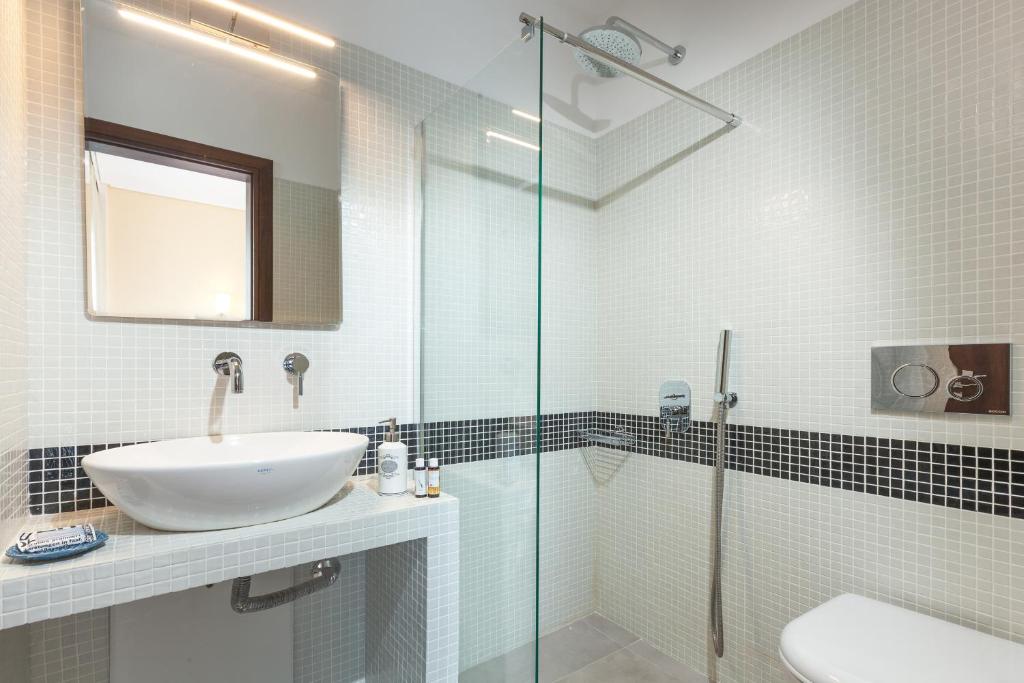 Трехместный (Улучшенный трехместный номер), Minavra Hotel