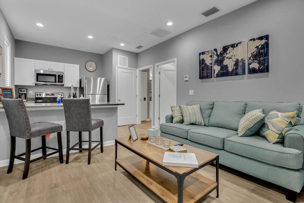 New 1/1 :Loft Minutes From Heart of Tampa -Unit C image