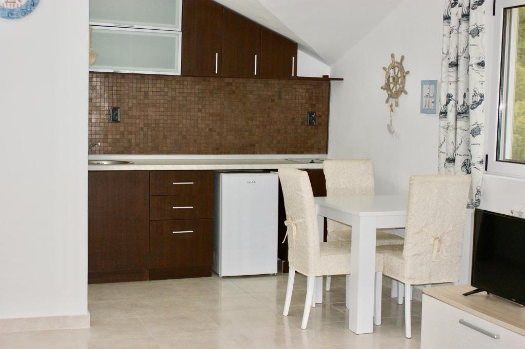 Studio apartments Morinj photo 4