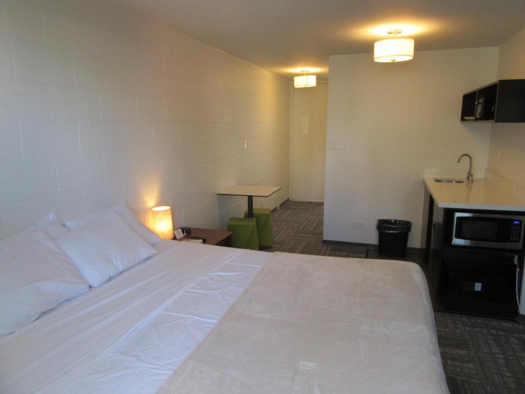 Двухместный (Стандартный номер с кроватью размера «king-size»), Waikiki Central Hotel - No Resort Fees