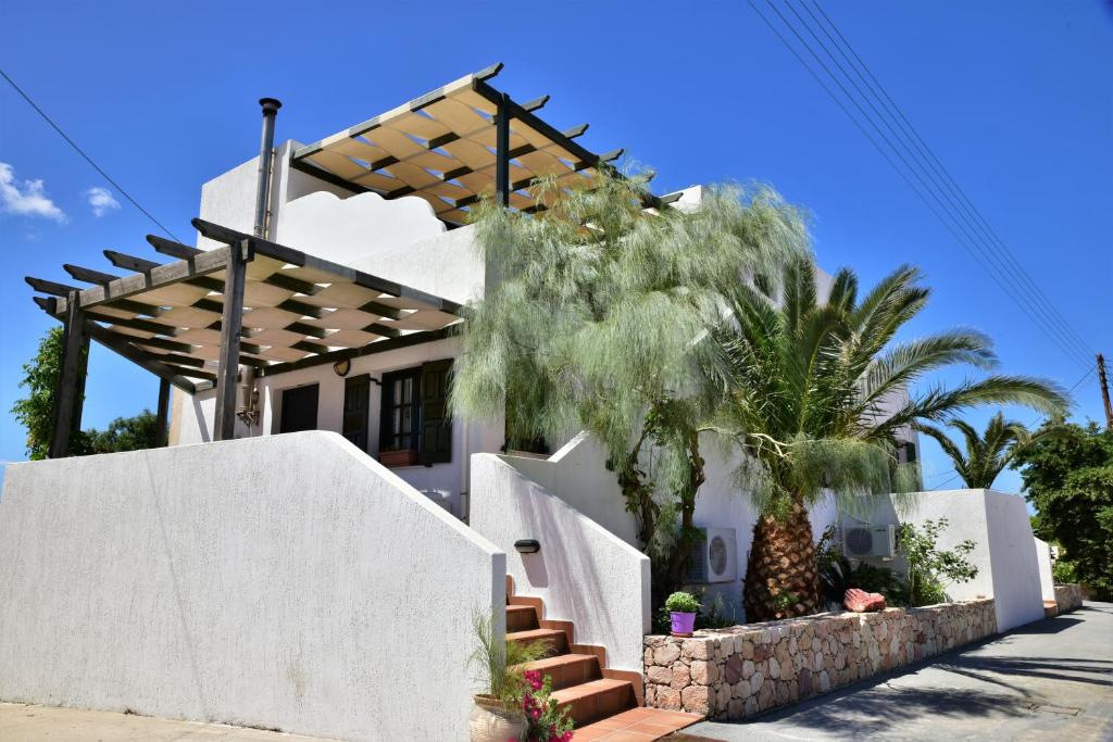 Avra Milos photo 3