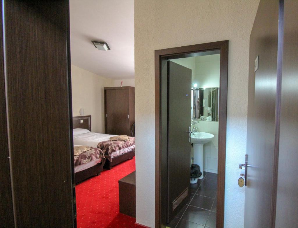 Двухместный (Двухместный номер с 2 отдельными кроватями и балконом), Hotel Razvan