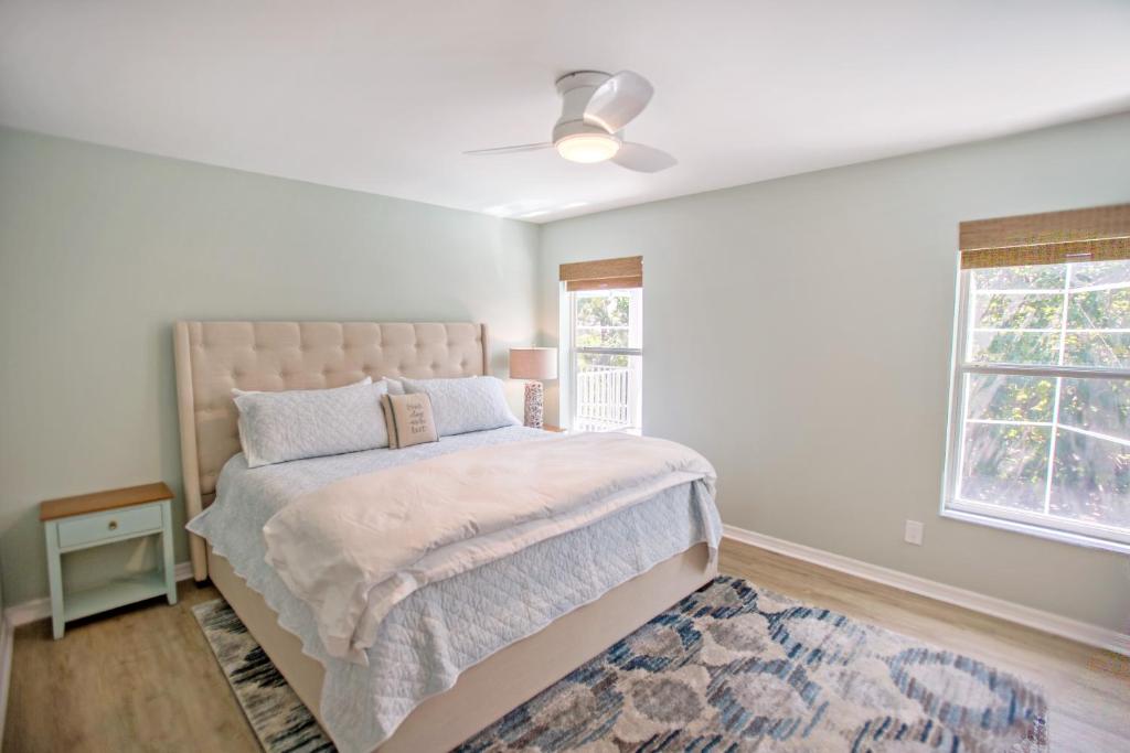 Stunning Newly Designed and Renovated Home seconds to the Gulf Of Mexico photo 2