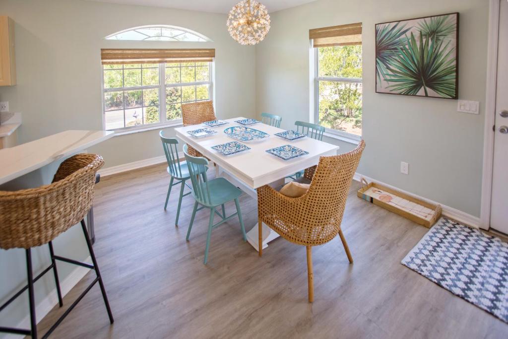 Stunning Newly Designed and Renovated Home seconds to the Gulf Of Mexico photo 3