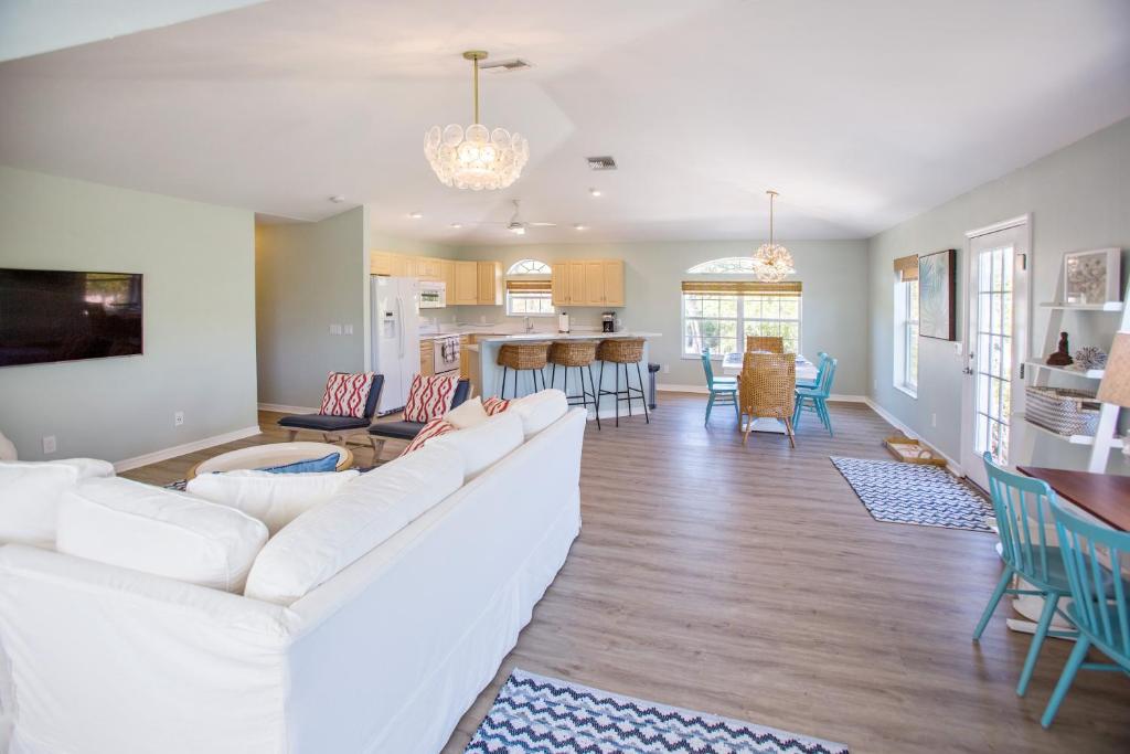 Stunning Newly Designed and Renovated Home seconds to the Gulf Of Mexico photo 4
