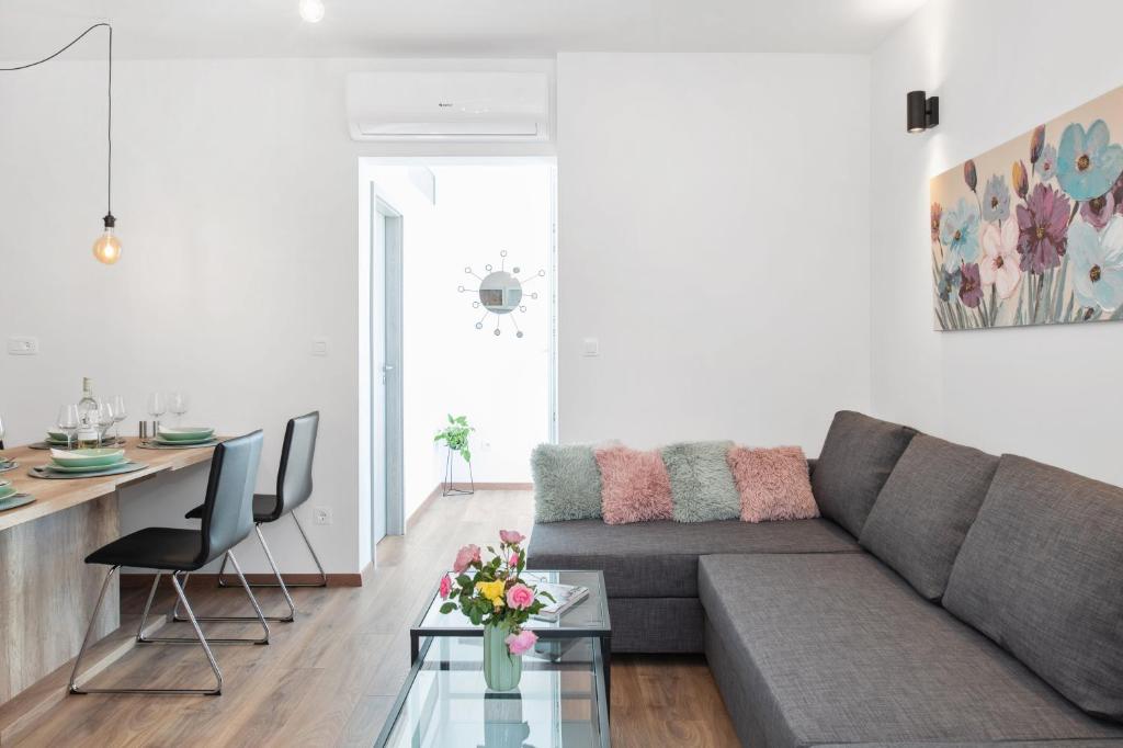 Comfortable 3-Bedroom Apartment with Balcony and Fast Wi-Fi - 10 Minutes from Old Town - Tap to explore photos