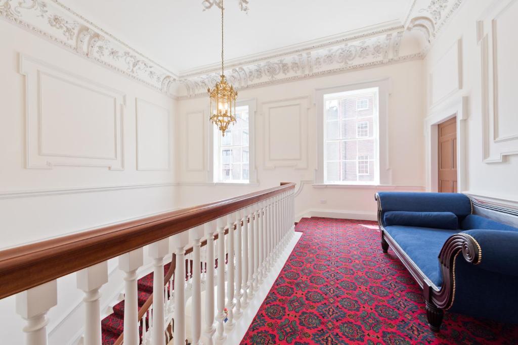 Henrietta Suites City Centre - Tap to explore photos