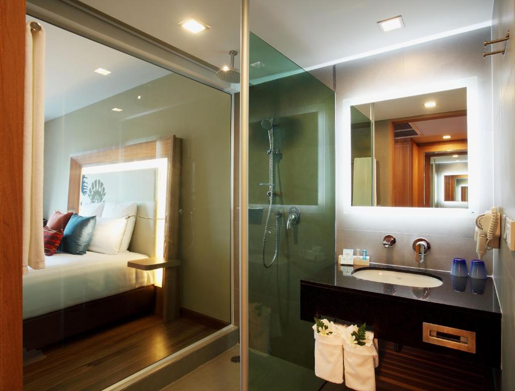 Двухместный (Улучшенный номер с кроватью размера «king-size»), Отель Novotel Phuket Kamala Beach