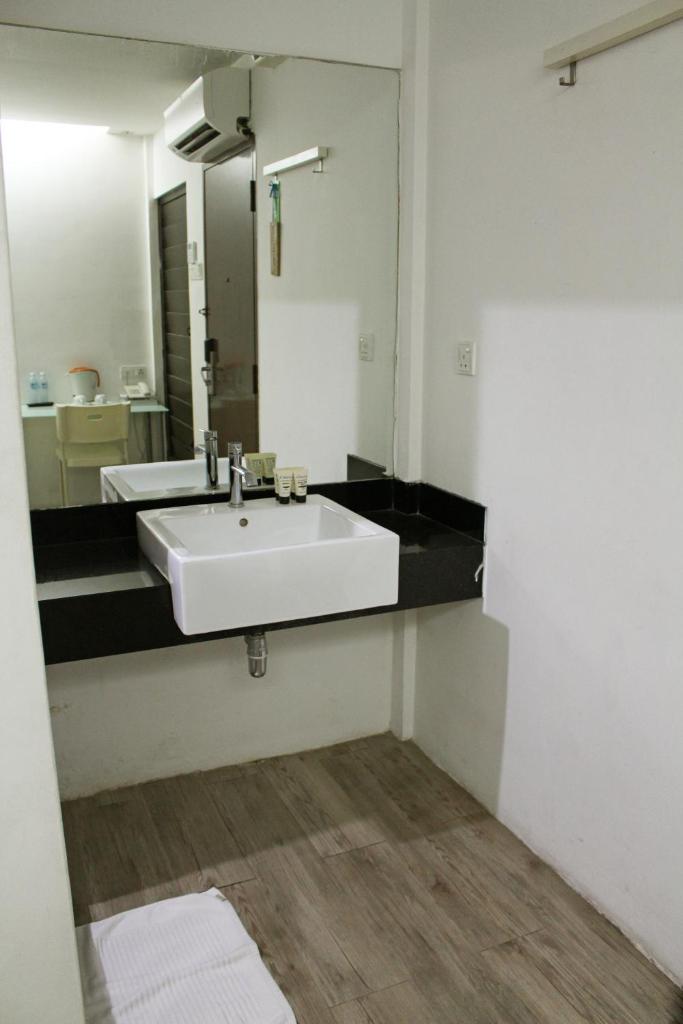 Двухместный (Стандартный двухместный номер с 1 кроватью), V Garden Hotel