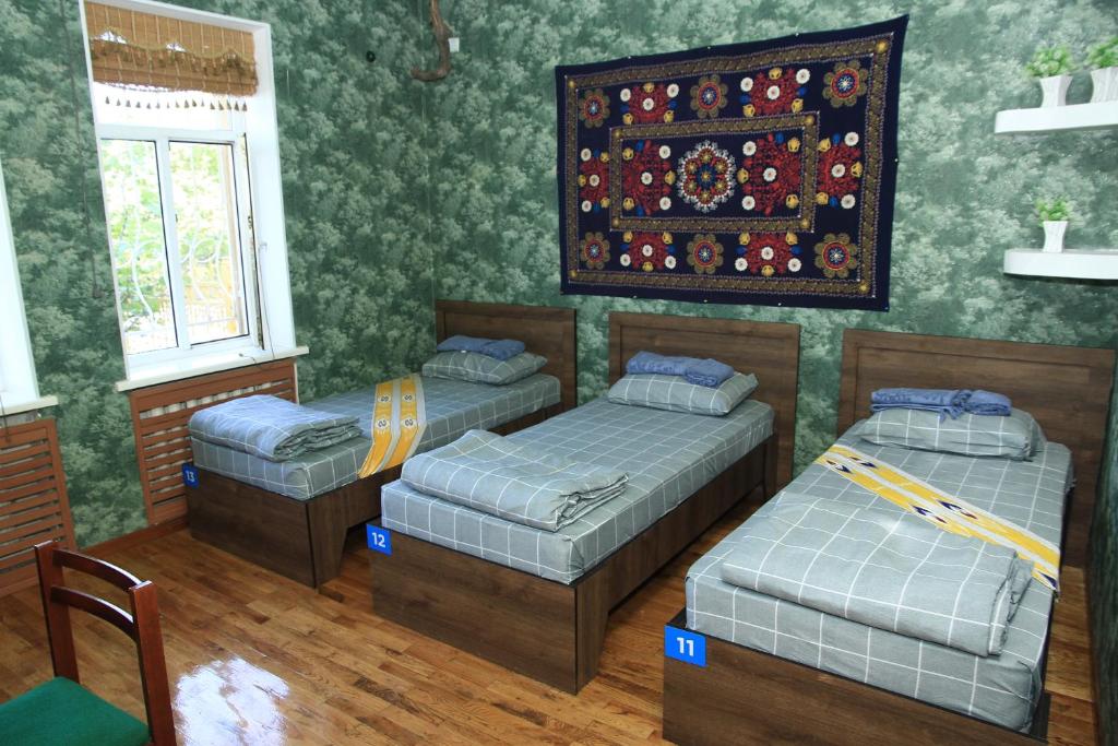 Трехместный (Трехместный номер с основными удобствами и общей ванной комнатой), Yellow Hostel Dushanbe