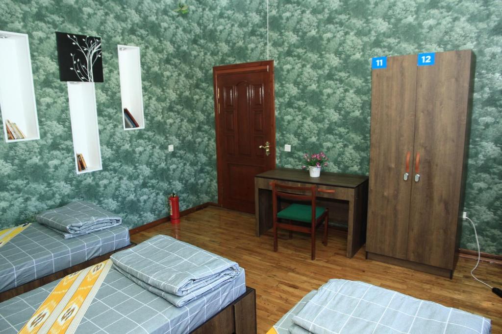 Трехместный (Трехместный номер с основными удобствами и общей ванной комнатой), Yellow Hostel Dushanbe
