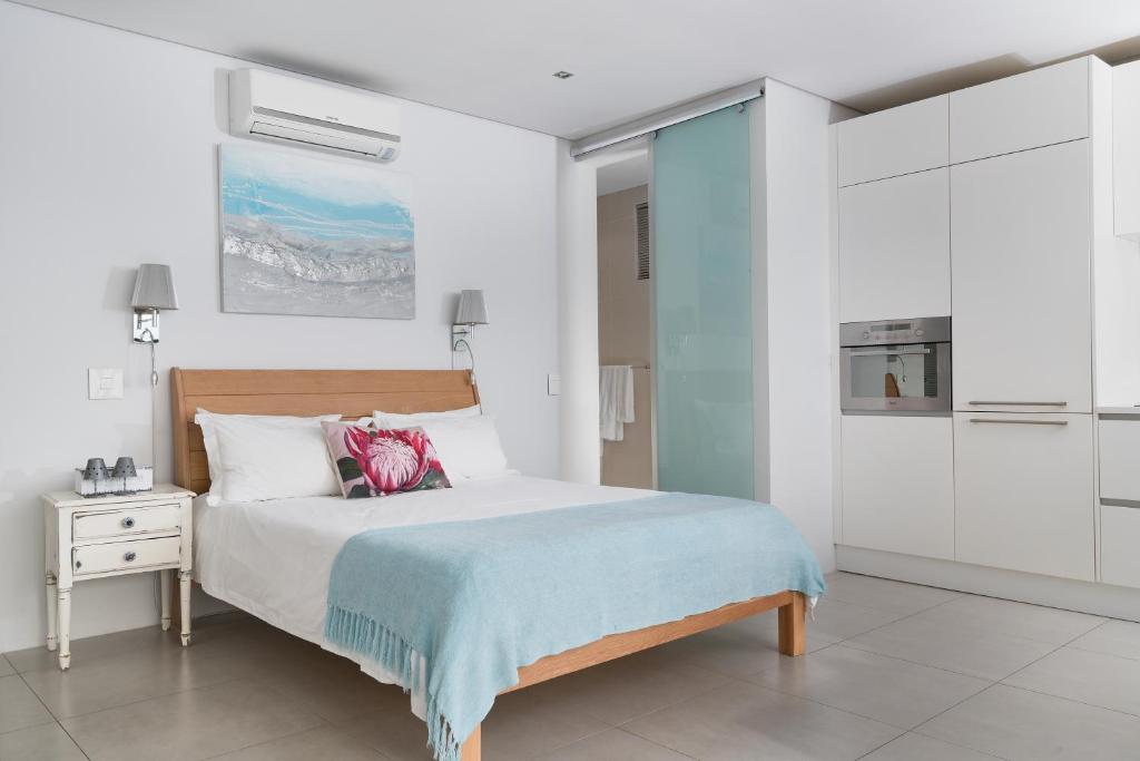 Camps Bay Studio Apartments - Self-catering - Tap to explore photos