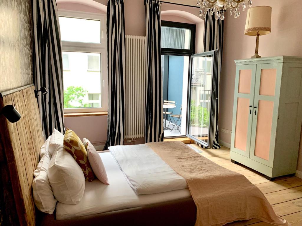 Апартаменты (Улучшенные апартаменты с 1 спальней и балконом), Brilliant Apartments