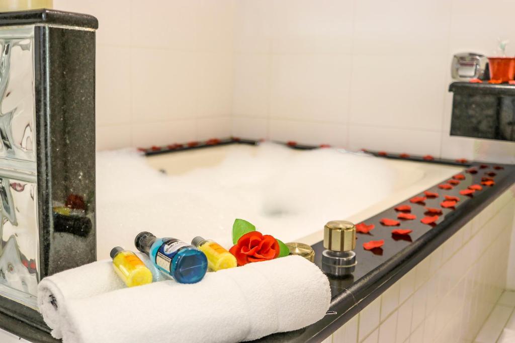 MOTEL SHAMPOO (Adult Only) photo 2