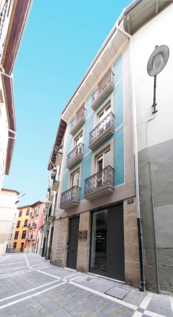 Antique Pamplona Tres Reyes Apartments photo 2