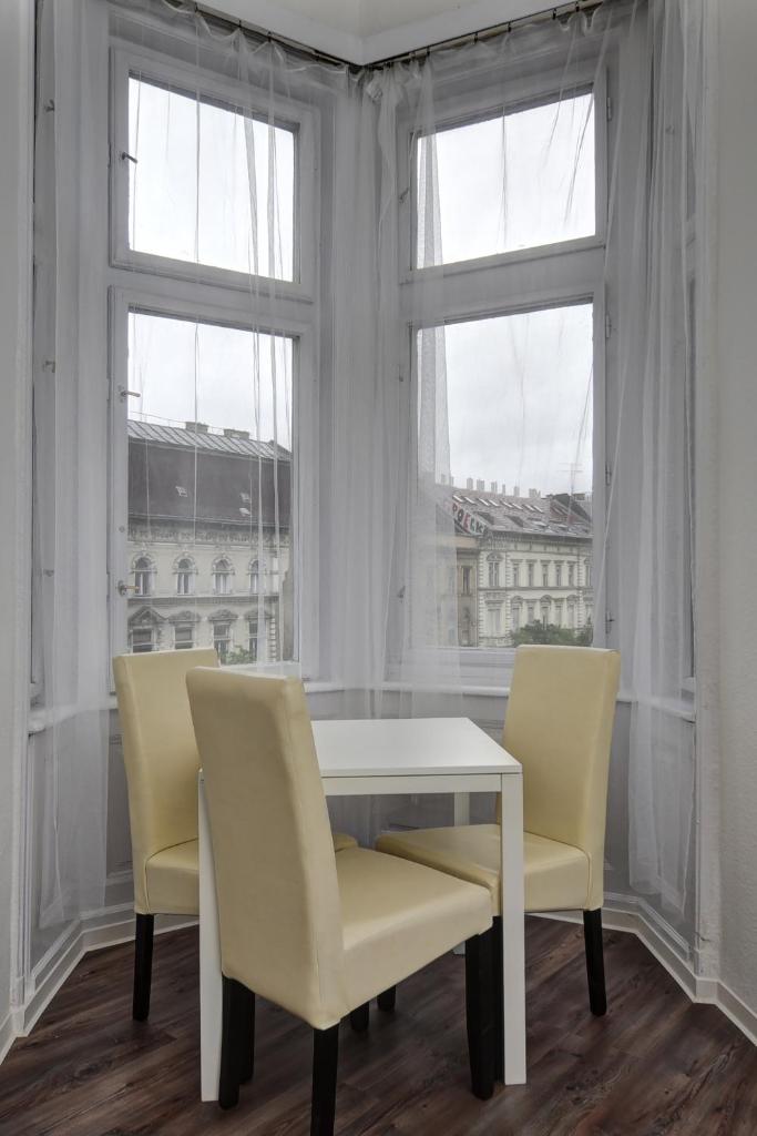 Апартаменты (Апартаменты с 1 спальней и балконом), William's Guesthouse and Hostel