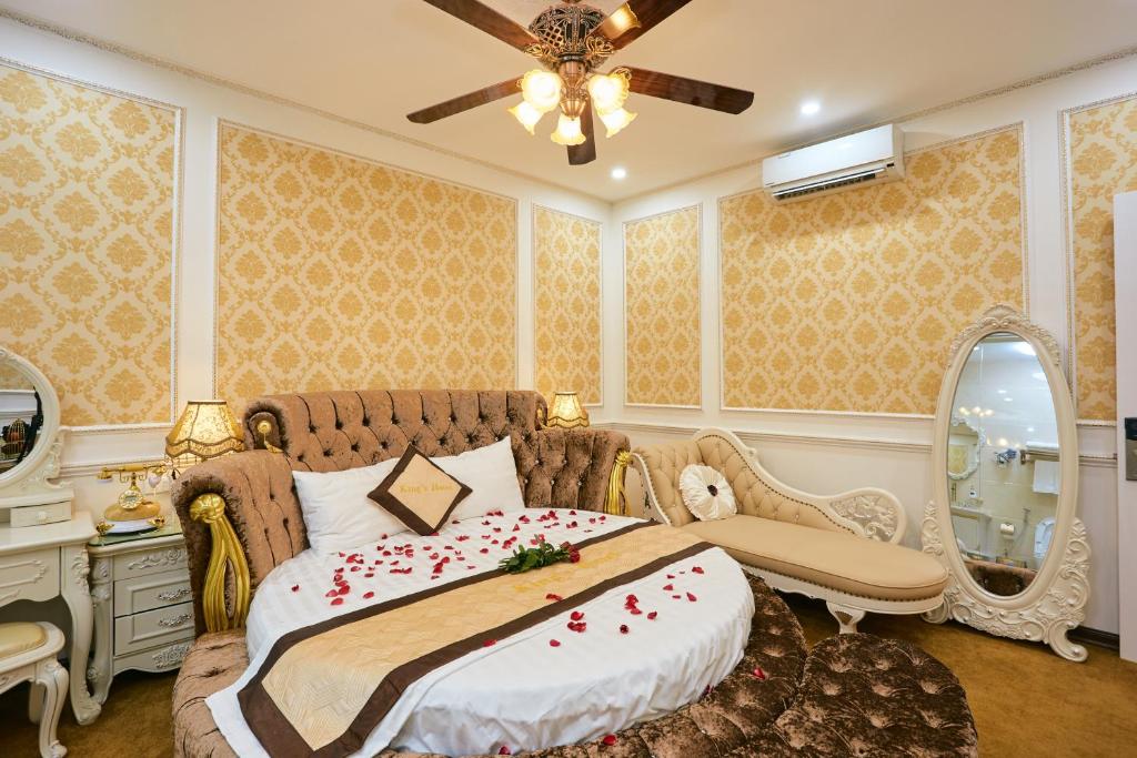 Двухместный (Улучшенный номер с кроватью размера «king-size»), King's Hotel Mỹ Đình