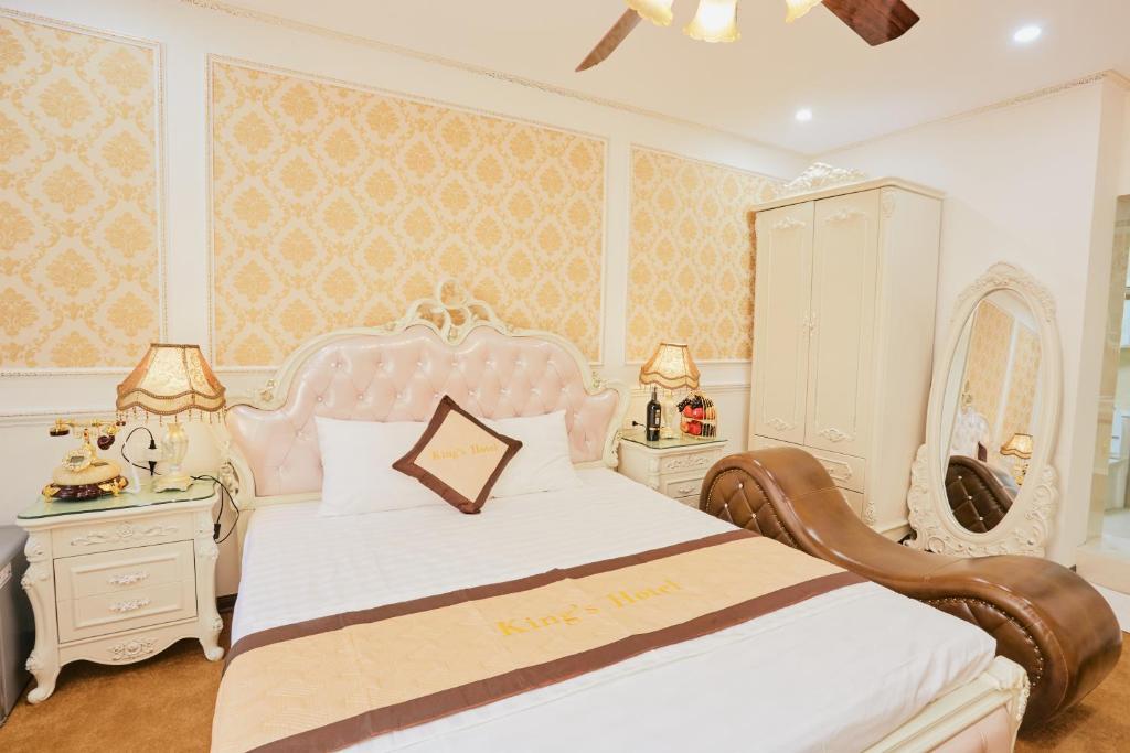 Двухместный (Стандартный номер с кроватью размера «king-size»), King's Hotel Mỹ Đình