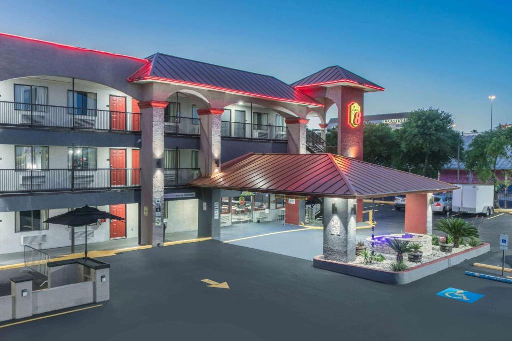 Super 8 by Wyndham Austin University/Downtown Area image