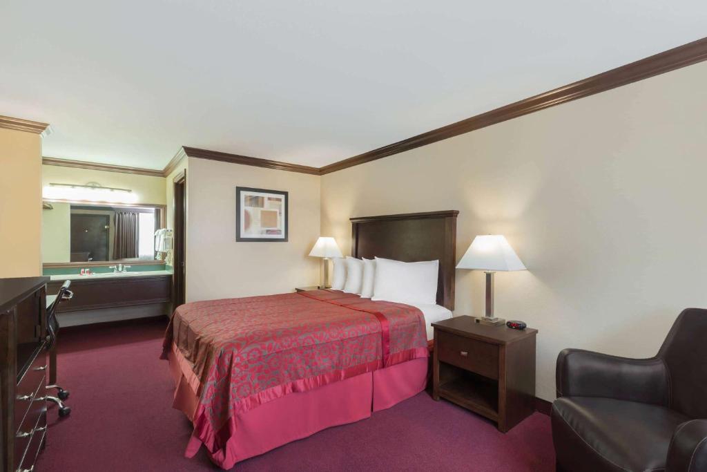 Days Inn by Wyndham Auburn photo 4