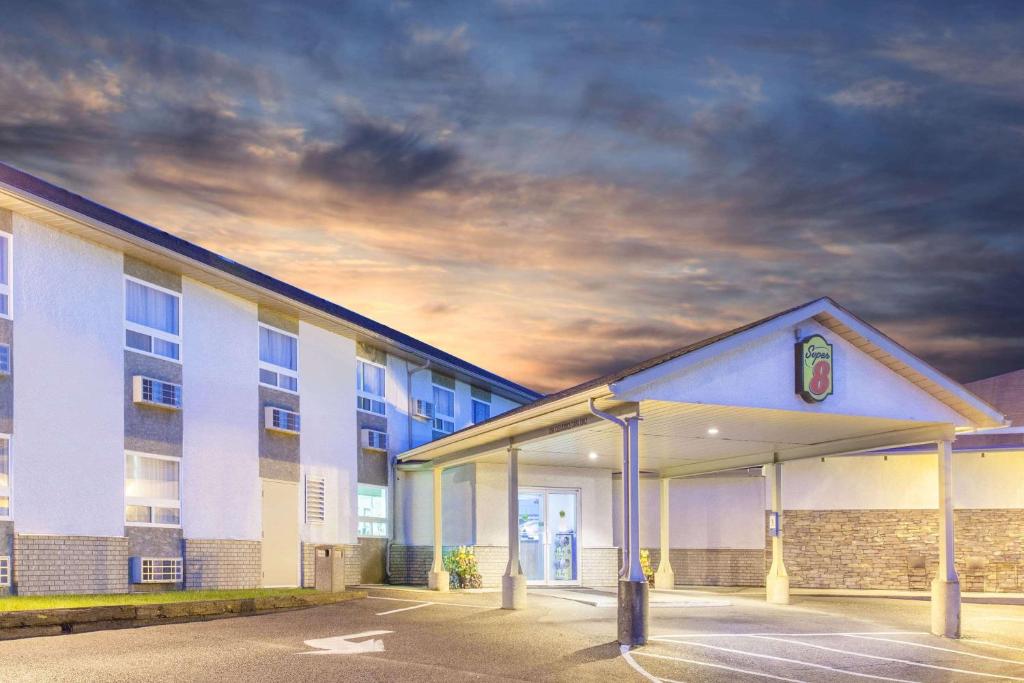Super 8 by Wyndham Kenora photo 1