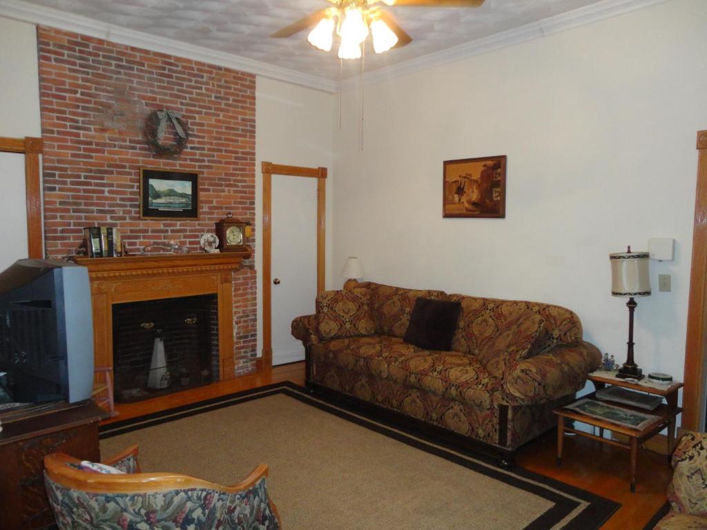 Historic Hill Inn photo 4