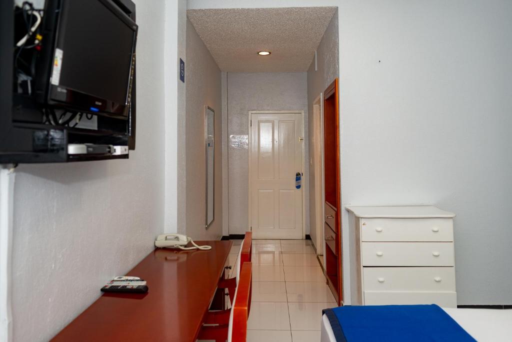 Status International Hotel photo 1