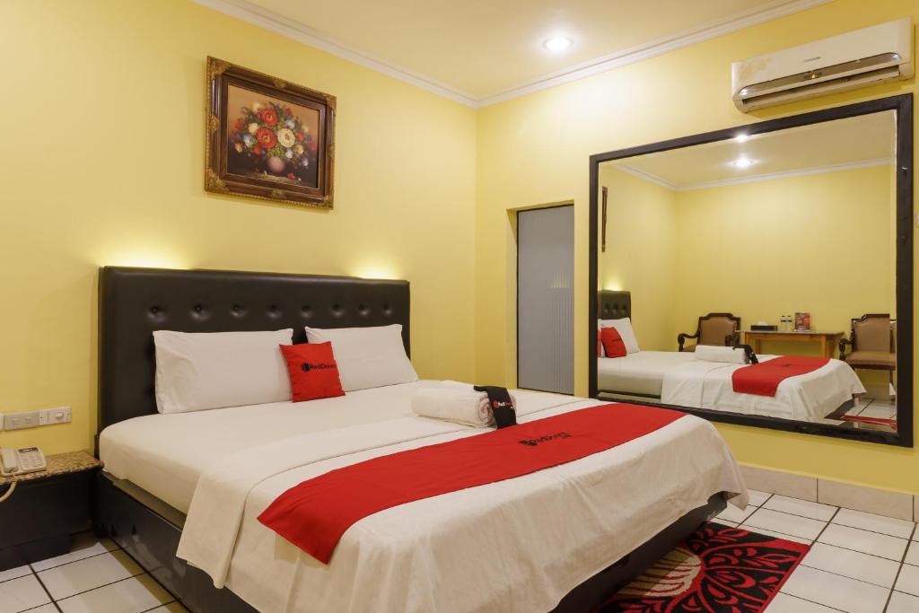 Двухместный (Двухместный номер с 1 кроватью), RedDoorz Plus near Ancol