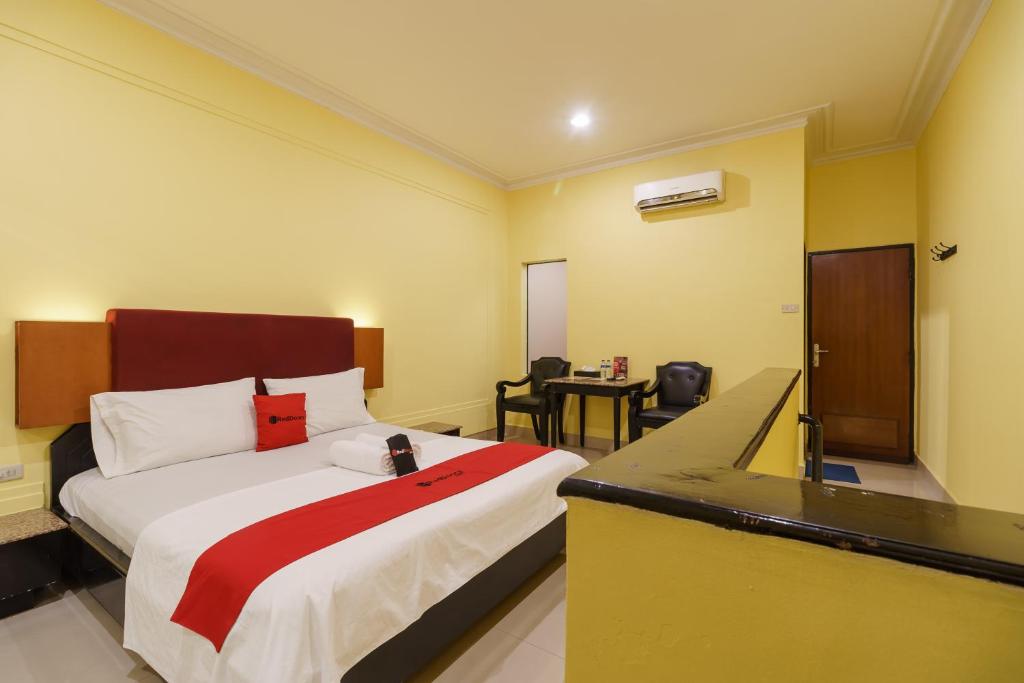 Двухместный (Двухместный номер с 1 кроватью), RedDoorz Plus near Ancol