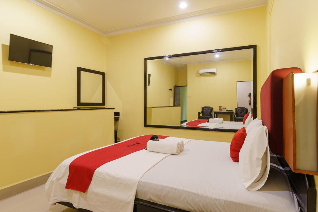 Двухместный (Двухместный номер с 1 кроватью), RedDoorz Plus near Ancol