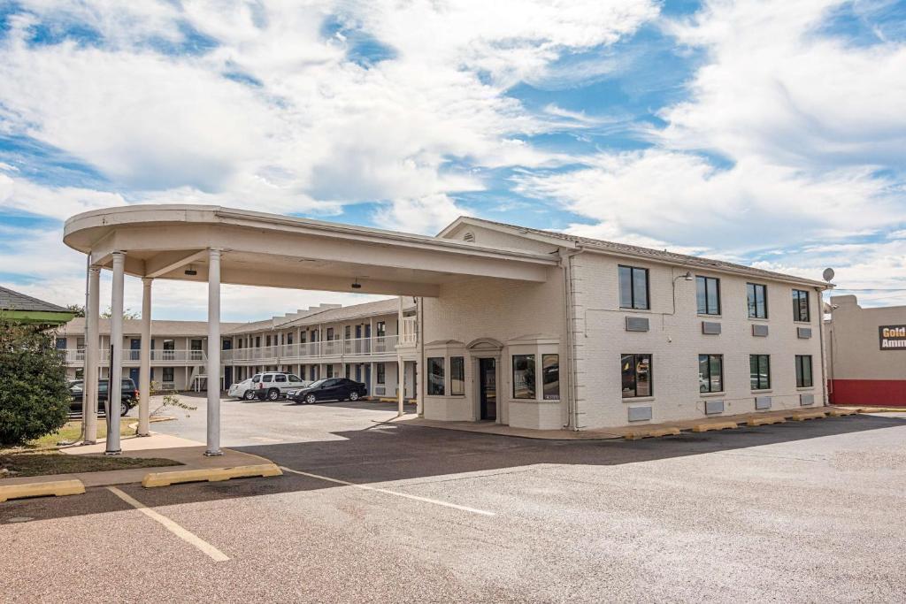 Motel 6 Texarkana, AR image