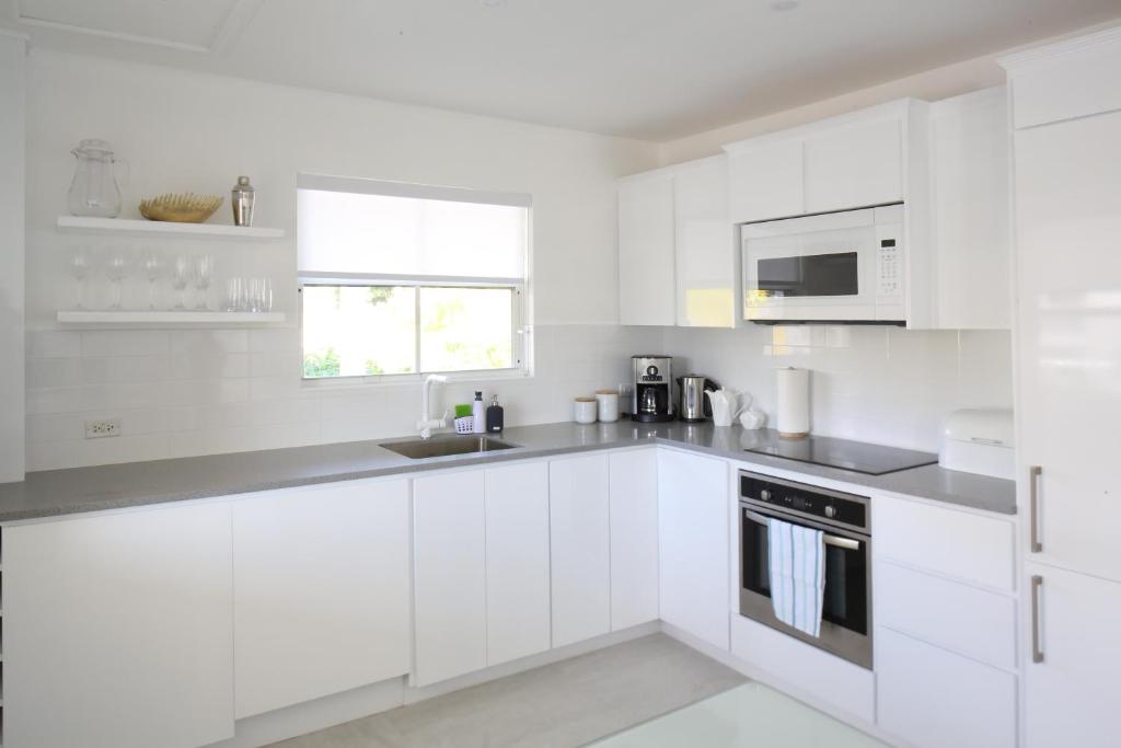 Sea Glass Villa - Spacious 3 Bed / 2 Bath (Lantana 39) photo 3