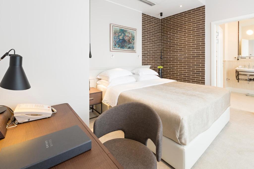 Envoy Hotel photo 2
