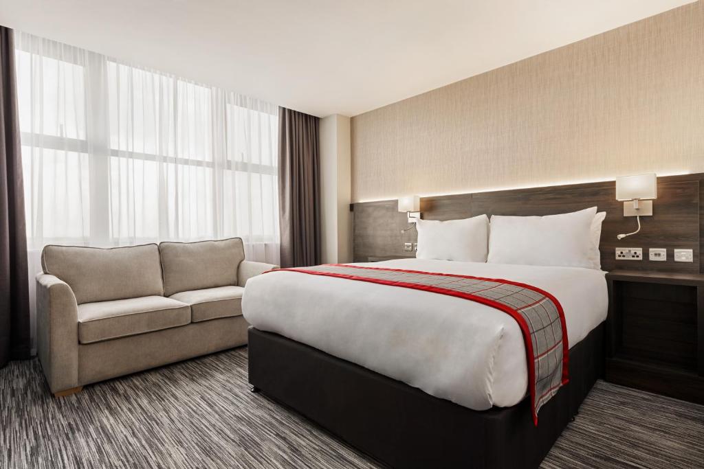 Ramada by Wyndham East Kilbride - Tap to explore photos