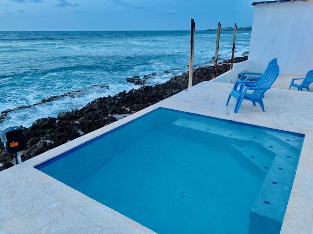 Discovery Inn & Suites at 681 Ocean Drive photo 2