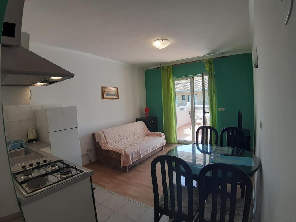 Apartments and Rooms Dobrila photo 2
