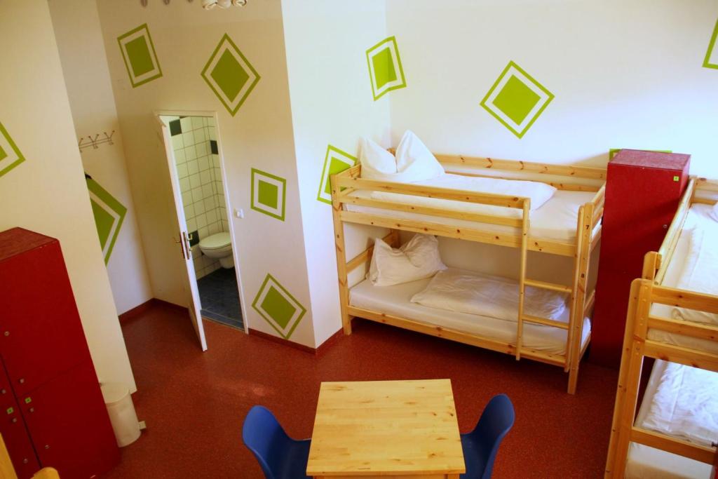 Номер (Односпальная кровать в 8-местном общем номере), Westend City Hostel