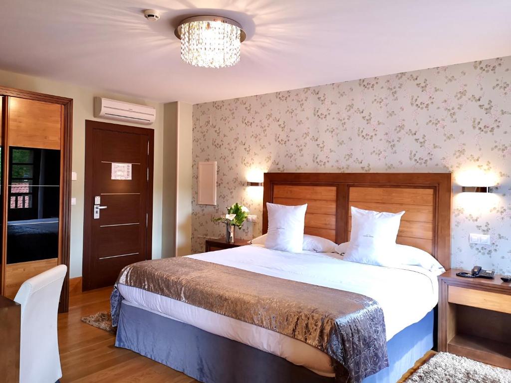 Akla Hotel Suites Valles Pasiegos - Tap to explore photos