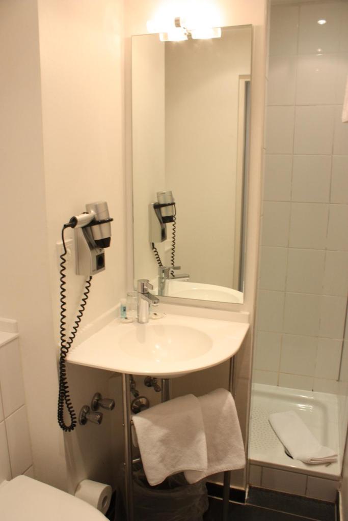 Трехместный (Трехместный номер с основными удобствами), Admiral Hotel
