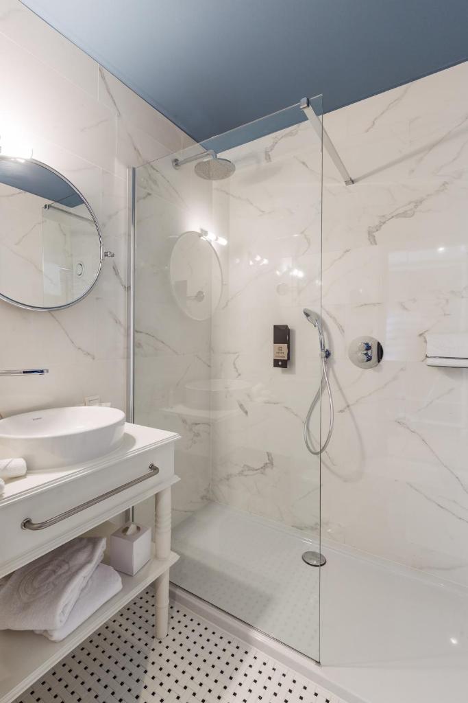 Hotel Cocoon Room Type - Hamptons twin room courtyard