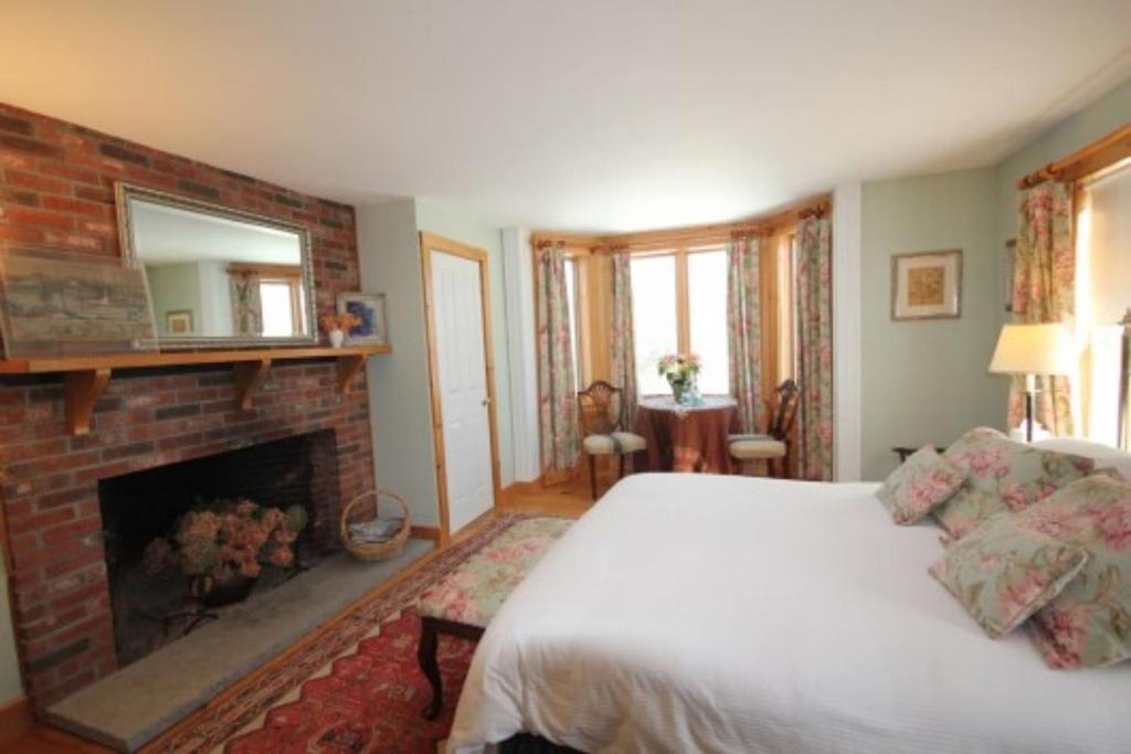 Highland Lake Inn photo 3