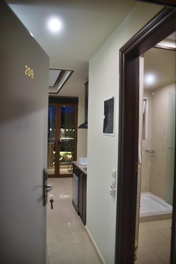 24 Seven Boutique Hotel - Tap to explore photos