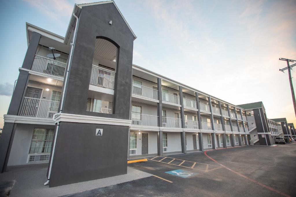 The Crossroads Hotel and Suites Irving photo 2