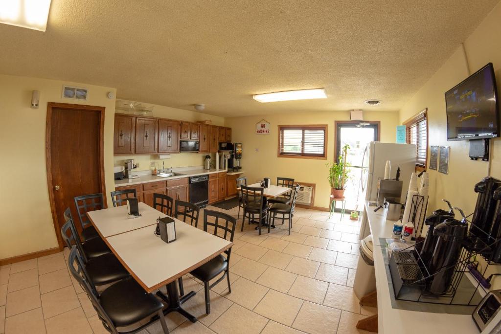 Americas Best Value Inn Chanute - Tap to explore photos